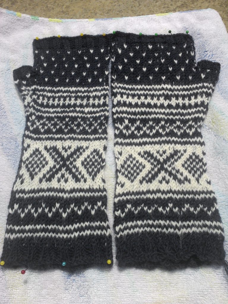 Knitting | Wrist warmers using Norwegian knitting style.