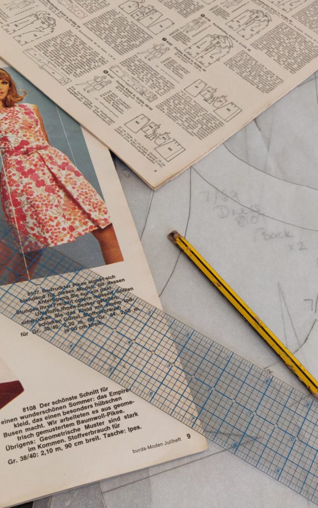 Burda 7/1969 Dress 8107 - How to trace vintage sewing patterns #sewvintageburda2020